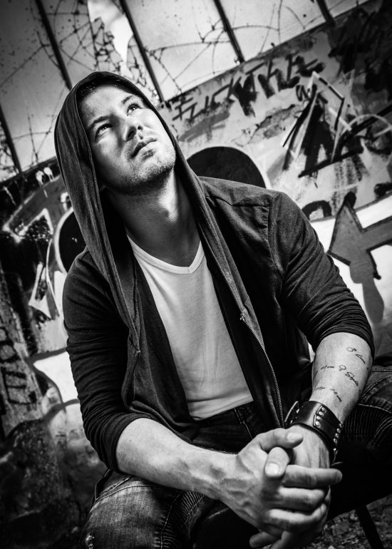 junger Mann mit Maus im Hintergrund