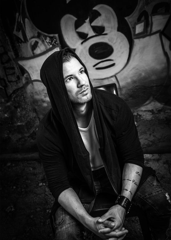 junger Mann mit Maus im Hintergrund