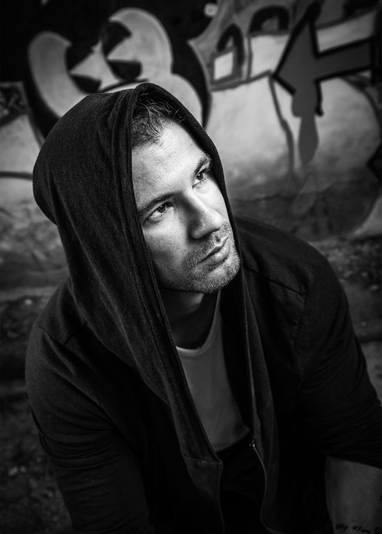 junger Mann mit Maus im Hintergrund