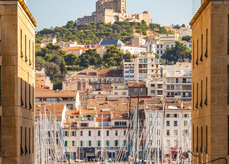 Alter Hafen in Marseille und Notre-Dame de la Garde