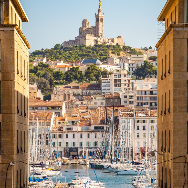 Alter Hafen in Marseille und Notre-Dame de la Garde