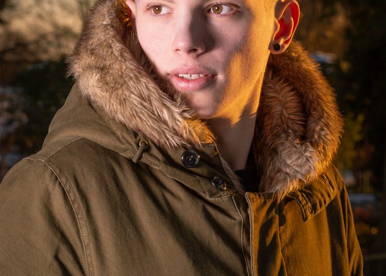 junger Mann kurz vor Sonnenuntergang fotografiert
