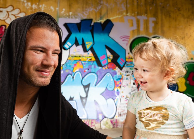 Vater mit Tochter in einem Lost Place