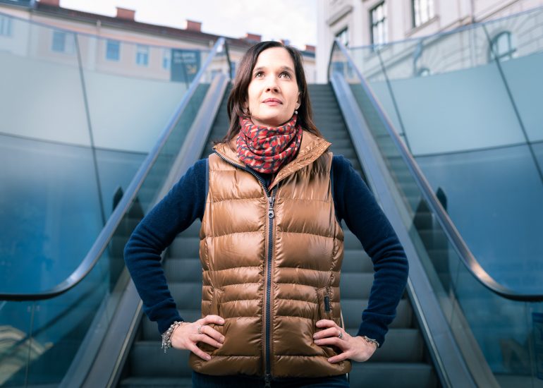 Frau mit Blick nach oben