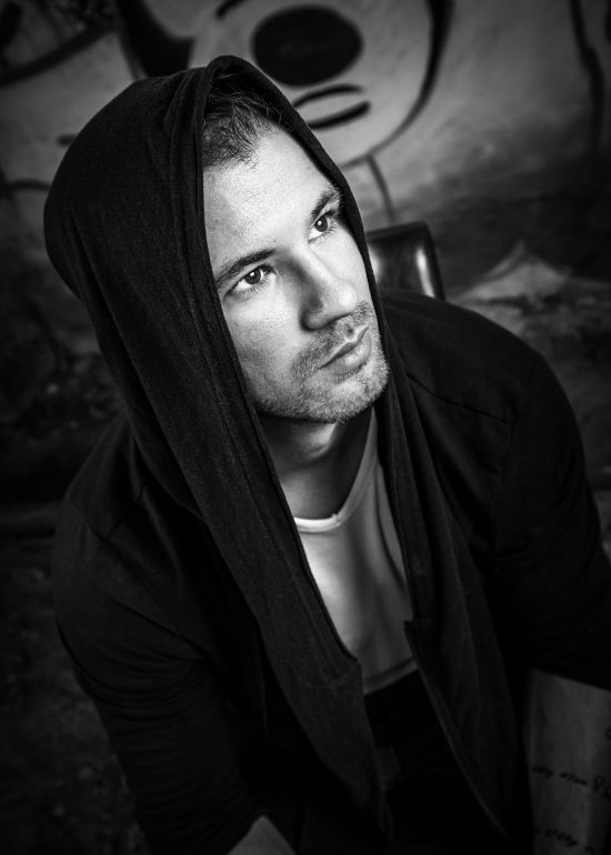 junger Mann mit Maus im Hintergrund