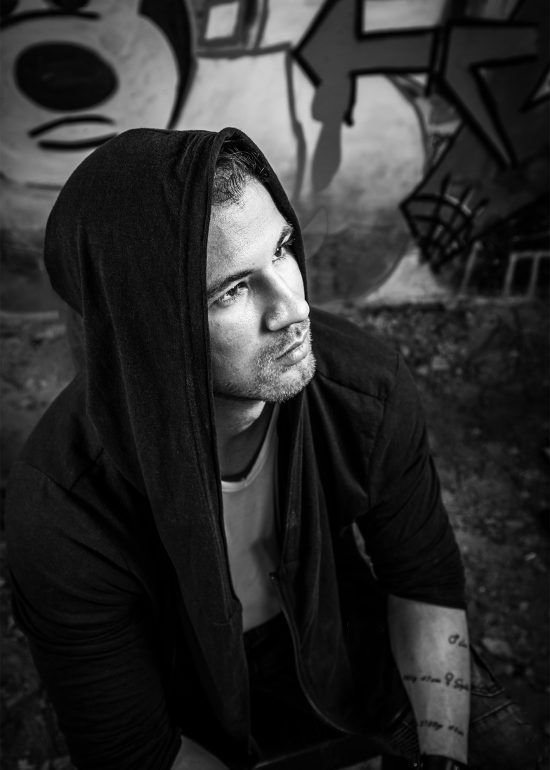 junger Mann mit Maus im Hintergrund