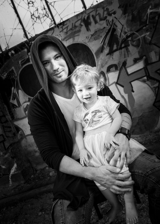 Vater mit Tochter in einem Lost Place