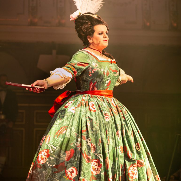 Tuntenball 2020: Kampf um Akzeptanz. Tuntenball-Mutti in großer Pose.