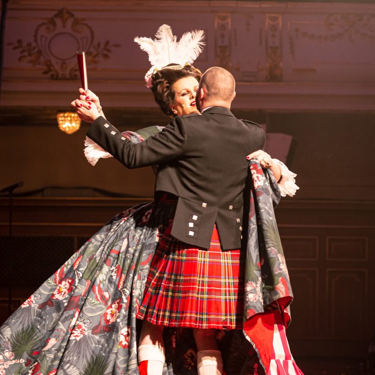 Tuntenball 2020: Kampf um Akzeptanz. Tuntenball-Mutti beim ersten Tanz.