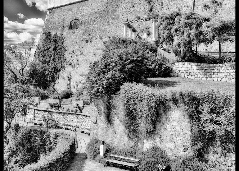 Grazer Türkenbrunnen und die Stallbastei auf dem Schloßberg zur Mittagszeit.