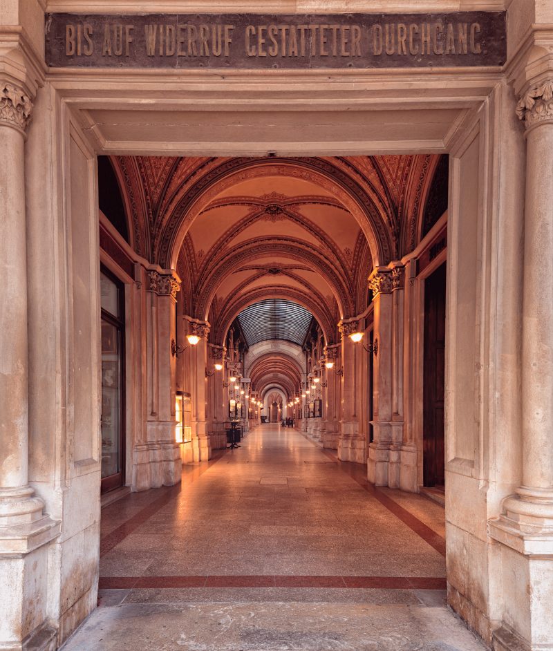Osteingang der Palais Ferstel Passage in Wien