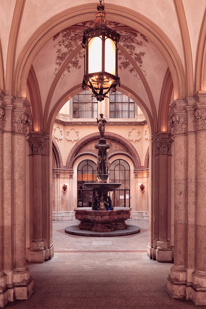 Palais Ferstel Passage in Wien - Donaunixenbrunnen