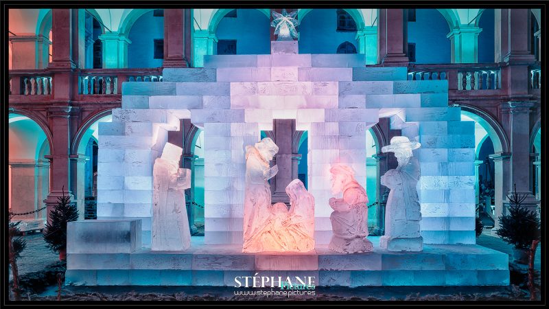 Blick auf die Grazer Eiskrippe. Im Hintergrund erkennt man die Arkaden des großen Landhaushofes. Das Bild erstrahlt in Blau- und Rosatönen.