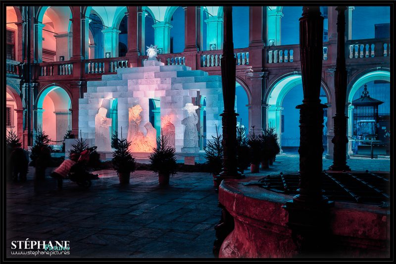 Blick auf die Grazer Eiskrippe. Im Hintergrund erkennt man die Arkaden des großen Landhaushofes. Das Bild erstrahlt in Blau- und Rosatönen.