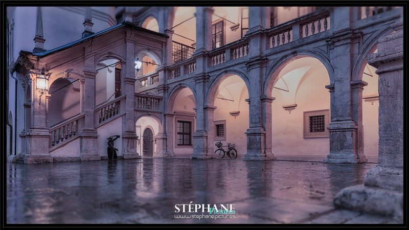 Blick von der Herrengasse in den großen Landhaushof. Man blickt in Richtung Aufgang zum Landtag. Man erkennt den Faun mit Weitblick, er blickt allerdings vom Landtag weg.