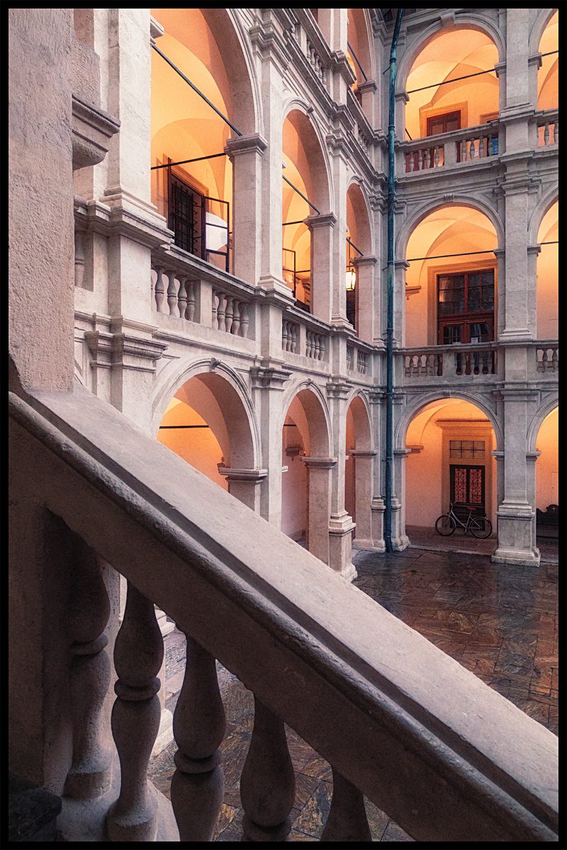 Aufgang vom goßen Landhaushof zum Landtag. Im Hintergrund erkennt man die Arkaden des Hofes.