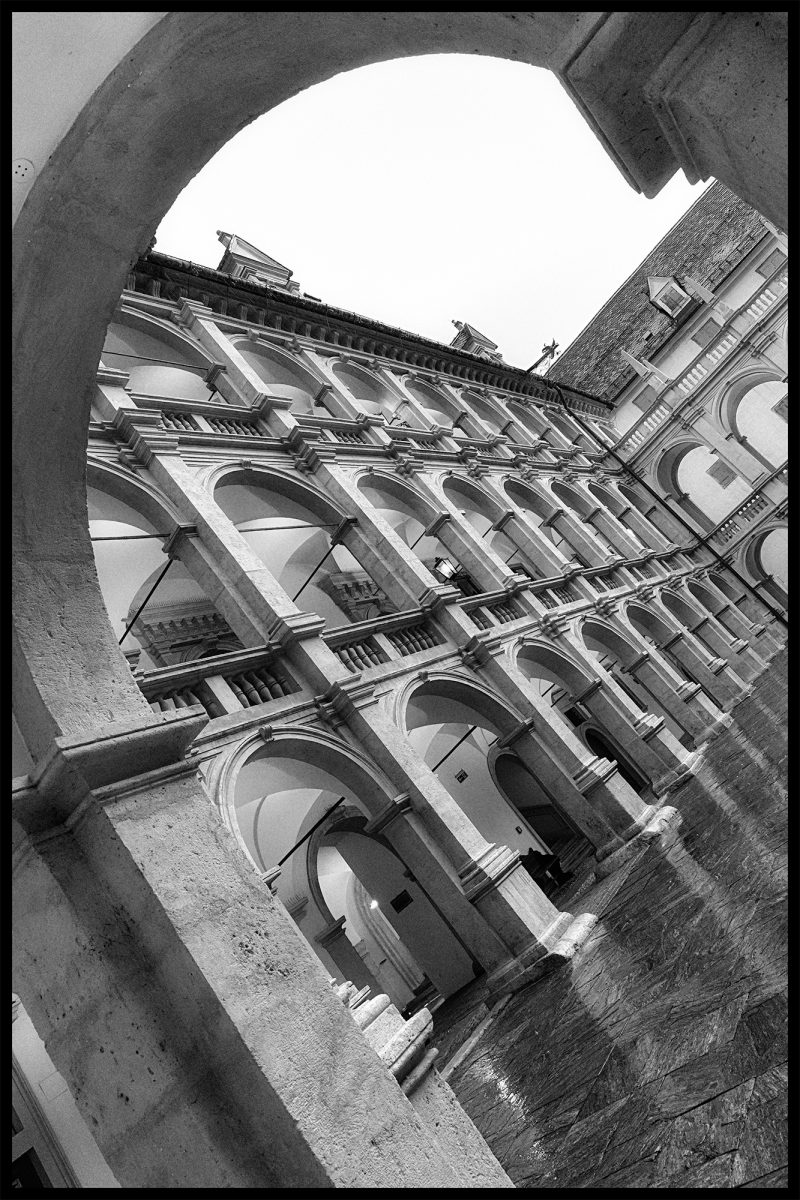 Blick auf die Arkaden des großen Landhaushofes an einem regnerischen Tag in schwarzweiß.